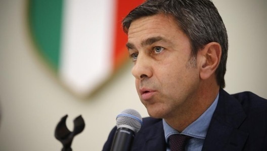 对对手进攻, 技术上具备, 他主罚点球 对对手进攻, 技术上具备, 他主罚点球